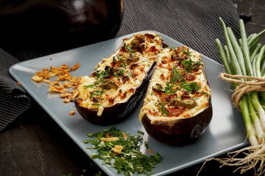 Patlıcan peynir ve jalapeno biber gri bir plaka üzerinde güveç