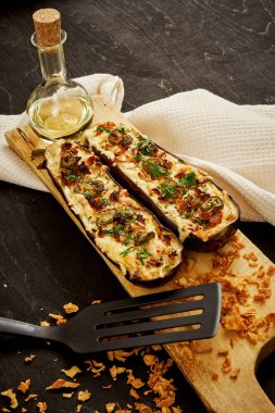 güveç patlıcan peynir ve jalapeno biber siyah bir tablo