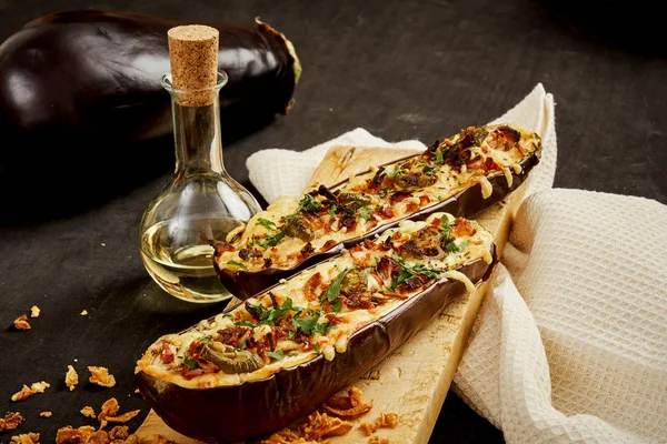 siyah bir tabloda patlıcan peynir ve jalapeno biber lezzetli güveç