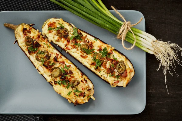 Patlıcan peynir ve jalapeno biber gri bir plaka üzerinde güveç