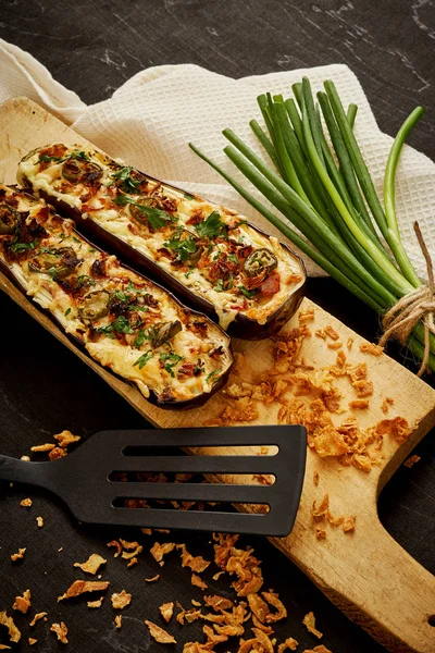 güveç patlıcan peynir ve jalapeno biber siyah bir tablo