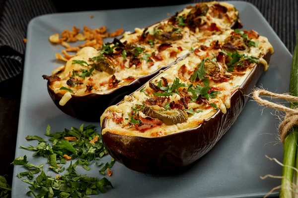 Patlıcan peynir ve jalapeno biber gri bir plaka üzerinde güveç