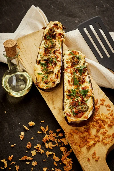 güveç patlıcan peynir ve jalapeno biber siyah bir tablo