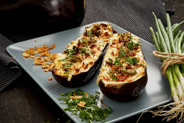 Patlıcan peynir ve jalapeno biber gri bir plaka üzerinde güveç