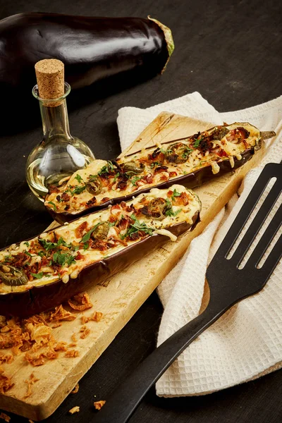 güveç patlıcan peynir ve jalapeno biber siyah bir tablo