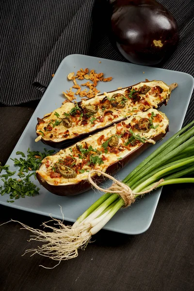 Patlıcan peynir ve jalapeno biber gri bir plaka üzerinde güveç