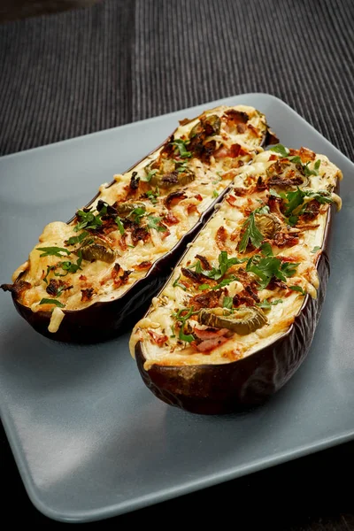 Patlıcan peynir ve jalapeno biber gri bir plaka üzerinde güveç