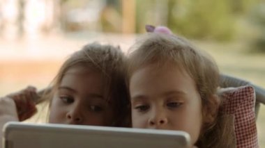 sevimli kız bir tablet tutun ve üzerine bir çizgi film izle