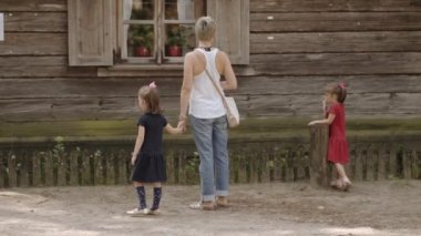 Genç Anne ile kızları kırsal bir parkta yürüyor