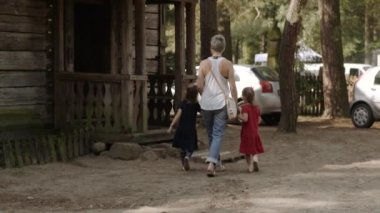 Genç Anne ile kızları kırsal bir parkta yürüyor