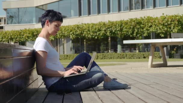 Junge Geschäftsfrau Weißen Shirt Sitzt Vor Einem Bürogebäude Und Arbeitet — Stockvideo