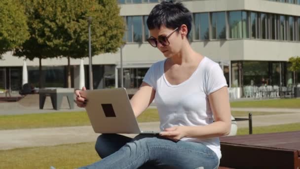 会社を構築し、コンピューターでの作業の前に座っている女性実業家 — ストック動画