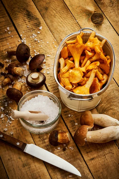 Heerlijke gele en verse hanenkam paddestoelen in een kom — Stockfoto