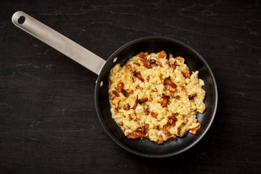 omlet chanterelles düz ahşap mutfak masasında bir tavada ormanından ile