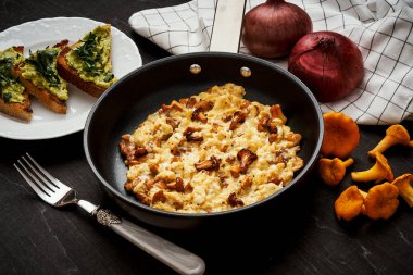 çırpılmış yumurta ile chanterelles düz gelen pan ve avokado ile ekmek ormanda