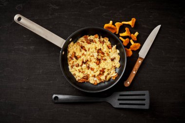 omlet chanterelles düz ahşap mutfak masasında bir tavada ormanından ile