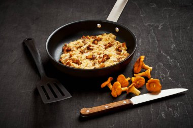 omlet chanterelles düz ahşap mutfak masasında bir tavada ormanından ile