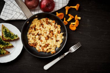 çırpılmış yumurta ile chanterelles düz gelen pan ve avokado ile ekmek ormanda