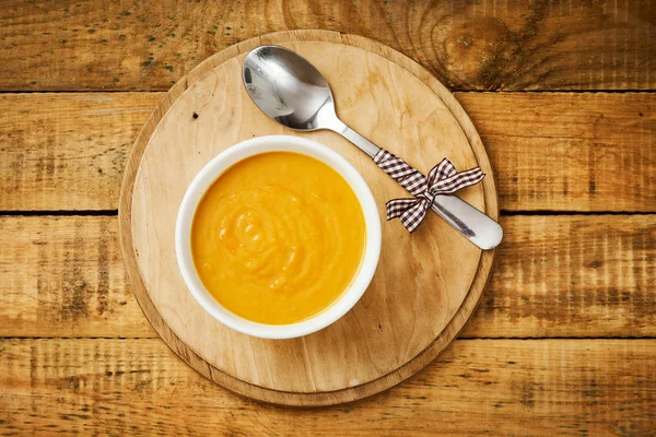 Zuppa Zucca Fresca Deliziosa Vecchio Tavolo Cucina Legno — Foto Stock