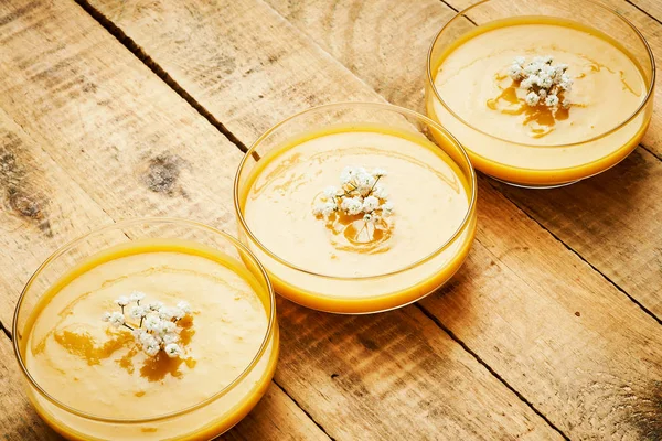 Zuppa Zucca Fresca Deliziosa Fiori Vecchio Tavolo Cucina Legno — Foto Stock