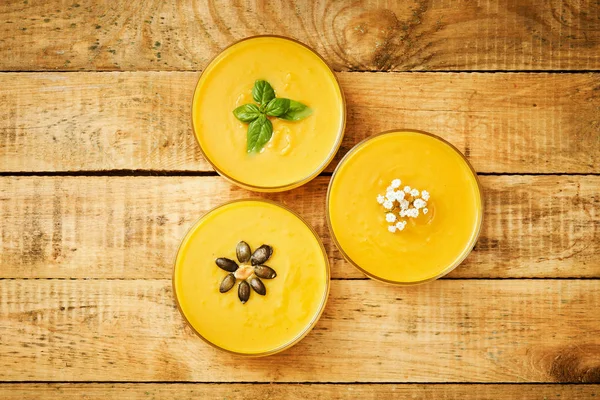 Zuppa Zucca Fresca Deliziosa Vecchio Tavolo Cucina Legno — Foto Stock