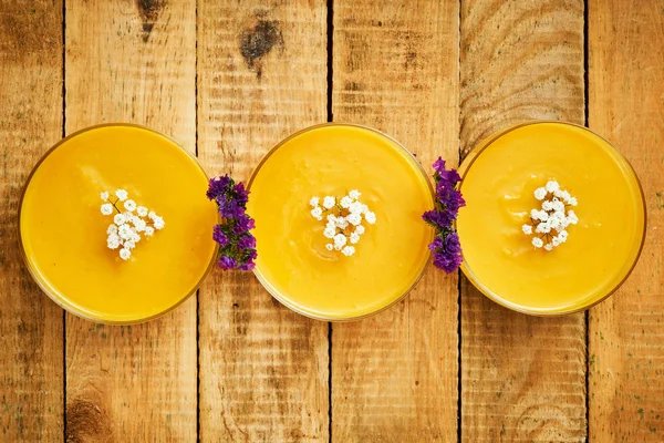 Zuppa Zucca Fresca Deliziosa Fiori Vecchio Tavolo Cucina Legno — Foto Stock