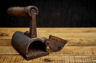 Vintage eski paslı demir parlak bir ahşap tablo