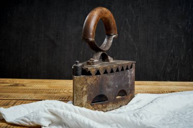 eski paslı demir ve ahşap masa lambası üzerinde bez parçası