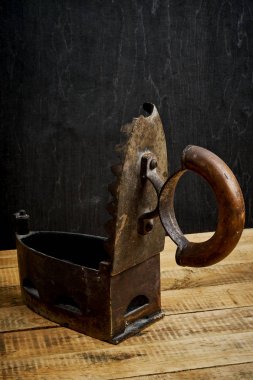 Vintage eski paslı demir parlak bir ahşap tablo