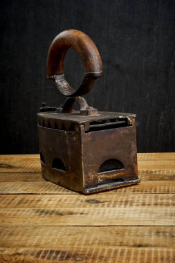 Vintage eski paslı demir parlak bir ahşap tablo