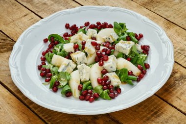 armut gorgonzola peyniri ve marul üzerine beyaz bir tabak lezzetli salata