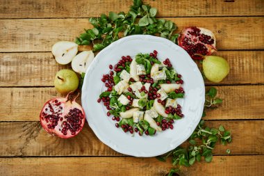armut gorgonzola peyniri ve marul üzerine beyaz bir tabak lezzetli salata