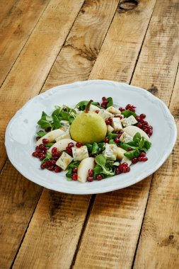 armut gorgonzola peyniri ve marul üzerine beyaz bir tabak lezzetli salata