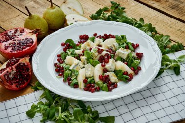 armut gorgonzola peyniri ve marul üzerine beyaz bir tabak lezzetli salata