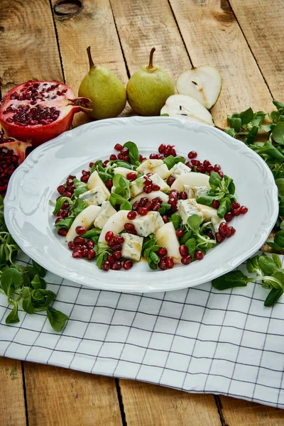 armut gorgonzola peyniri ve marul üzerine beyaz bir tabak lezzetli salata
