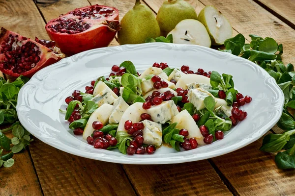 Pyszne sałatki z serem gorgonzola gruszki i sałata na białym talerzu — Zdjęcie stockowe