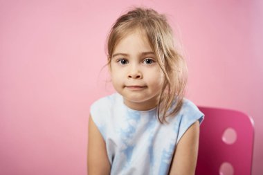 sevimli küçük kız poz bir pembe elbiseli