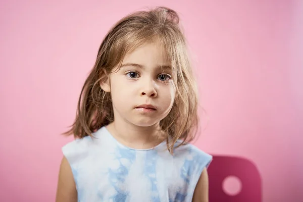 Sevimli küçük kız poz bir pembe elbiseli — Stok fotoğraf