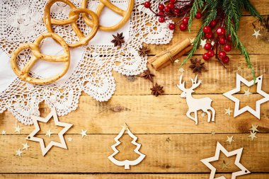 Noel arifesi arka plan üzerinde eski bir ahşap masa süslemeleri ve lezzetli kraker ile