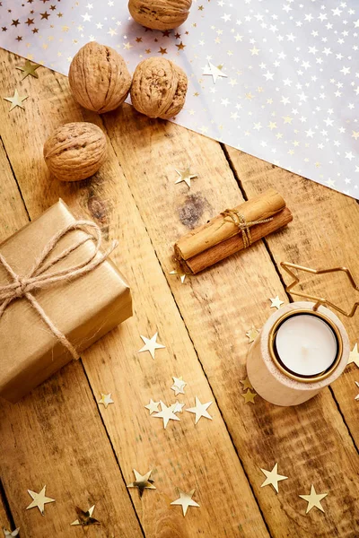 Wigilię Bożego Narodzenia tło na stary, drewniany stół z dekoracje prezenty i orzechów — Zdjęcie stockowe