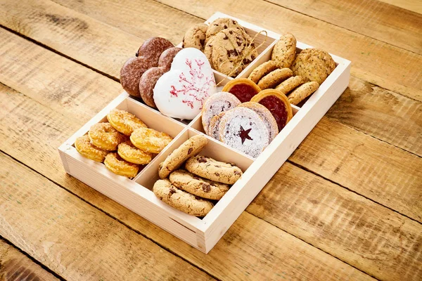 Noel arifesi çerezleri bir kutusunda eski ahşap masa