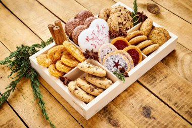 Noel arifesi çerezleri bir kutusunda eski ahşap masa