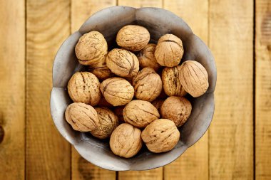 kase lezzetli ve taze ceviz eski ahşap masa dolu