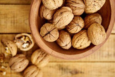 kase lezzetli ve taze ceviz eski ahşap masa dolu