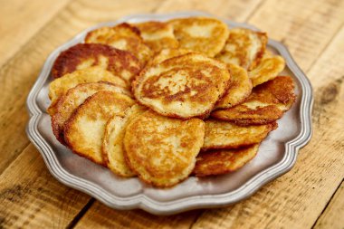 lezzetli patates gözlemesi eski bir ahşap mutfak masasında ile metal plaka