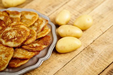 lezzetli patates gözlemesi eski bir ahşap mutfak masasında ile metal plaka