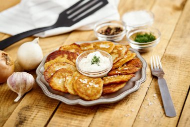 lezzetli patates gözlemesi Kazanlı tam eklemeler mutfakta eski ahşap masa ile metal plaka