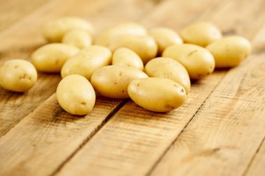 çok taze ve Genç patates eski ahşap masa mutfak