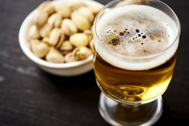 bir cam ve fıstık eski siyah masa beyaz bir kase lezzetli bira