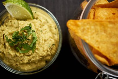 kase taze lezzetli guacamole ve cips eski siyah ahşap masa bir kavanoz